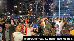 Miles de chilenos presencian los fuegos artificiales de Viña del Mar y Valparaíso el 1 de enero de 2024.