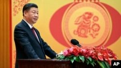 资料照：中国领导人习近平在北京人大会堂迎春晚会上讲话。（2023年1月20日）