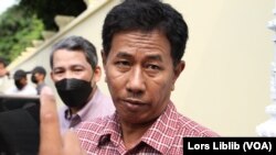 លោក វ៉ែន រតនា អនុប្រធាននាយកដ្ឋានរដ្ឋបាលនៃក្រសួងព័ត៌មាន ចេញមកទទួលញត្តិរបស់ក្រុមយុវជននៅមុខក្រសួងព័ត៌មានក្នុងរាជធានីភ្នំពេញ កាលពីថ្ងៃទី៣១ ខែមីនា ឆ្នាំ២០២៣។ (លាស់ លីបលីប/វីអូអេ)