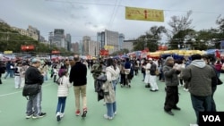 香港维园年宵花市时隔4年后复办干货摊位，但人流及档摊数目都大幅减少 (美国之音/汤惠芸)