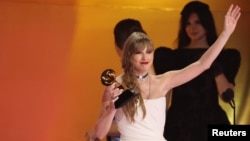 Taylor Swift menerima penghargaan Album of the Year untuk Midnights pada Grammy Awards Tahunan ke-66 di Los Angeles, California, AS, 4 Februari 2024. (Foto: REUTERS/Mike Blake)