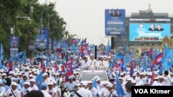 អ្នកគាំទ្រគណបក្សប្រជាជនកម្ពុជាចាប់ផ្តើមហែក្បួនបិទបញ្ចប់យុទ្ធនាការឃោសនារកសំឡេងឆ្នោតក្នុងរាជធានីភ្នំពេញ ថ្ងៃទី២១ ខែកក្កដា ឆ្នាំ២០២៣។ (លាស់ លីបលីប/វីអូអេ)