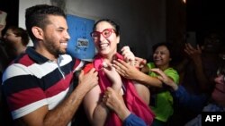 A sa sortie, Chaïma Issa, qui arborait un t-shirt rouge marqué du mot "Free" (Libre), a dit savourer son "bonheur d'être libre".