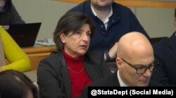 گیتا آرین، خبرنگار بخش فارسی صدای آمریکا، در جریان کنفرانس خبری روزانه وزارت امور خارجه ایالات متحده