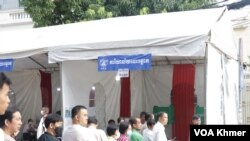 Cambodian citizens stand in line waiting for their turn to vote during Cambodia National Election day on July 23rd, 2023 at a polling station in Beung Prolit Commune, 7 Makara District, Phnom Penh city, Cambodia.(Sun Narin/VOA Khmer)