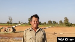 លោក ងិន សៅហ៊ូ កសិករនៅខេត្តពោធិ៍សាត់ ដែលប្រឈមនឹងកង្វះខាតទឹកសម្រាប់ស្រោចស្រពស្រែ ។ (ស៊ុន ណារិន/វីអូអេ)