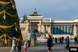 人們在烏蘭巴托市中心的蘇赫巴托廣場散步 (美國之音/阿南德·圖穆爾托古)