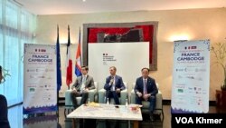 ឯកអគ្គរដ្ឋទូតបារាំងលោក Jacques Pellet (កណ្តាល) ប្រធានសភាសភាពាណិជ្ជកម្ម និងឧស្សាហកម្មបារំាង-កម្ពុជា លោក Cyril Girot (ឆ្វេង) និងអ្នកឧកញ៉ា គិត ម៉េង ប្រធានសភាពាណិជ្ជកម្មកម្ពុជា នៅសន្និសីទព័ត៌មានក្នុងស្ថានទូតបារាំង
ភ្នំពេញ នាថ្ងៃទី២៨ ខែមិថុនា ឆ្នាំ២០២៤។ (ស៊ឹម ចាន់សំណាង/វីអូអេ)