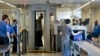 Les voyageurs sont contrôlés par des agents de la Transportation Security Administration à l'aéroport LaGuardia, le vendredi 27 mai 2016, à New York. (Photo AP/Bebeto Matthews)