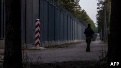 Seorang penjaga perbatasan berpatroli di sepanjang tembok perbatasan Polandia - Belarus tidak jauh dari kota Bialowieza, Polandia timur (foto: dok). 