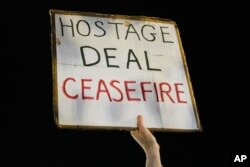 Porodice i prijatelji oko 240 talaca koje drži Hamas u Gazi pozivaju Izrael da zarobljene vrati kući, tokom demonstracija u Izraelu, Tel Aviv, 7. oktobra 2023.