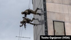 Дополнителни обуки за армиските специјалци договорени со Унгарија. Фото: Показна вежба на македонската армија и свеченост во касарната Илинден во Скопје по повод три години членство во НАТО.