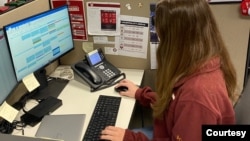 Žena na poslu (Photo courtesy of Alexis Potak)