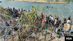 El agujero en el alambre de púas que había permitido la entrada de cientos de migrantes fue cerrado horas después. En la mañana de hoy, migrantes esperaban información sobre cómo ingresar de manera irregular a territorio estadounidense. [Foto: Divalizeth Cash]