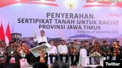 Menghadiri acara penyerahan sertifikat tanah untuk rakyat yang digelar di Gelanggang Olah Raga (GOR) Delta, Kabupaten Sidoarjo, Jawa Timur, 28 Desember 2023. (Twitter/jokowi)