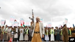 ফাইল-ইয়েমেনের উপর যুক্তরাষ্ট্রের নেতৃত্বে বিমান হামলার প্রতিবাদে ও গাজা ভূখণ্ডে ফিলিস্তিনিদের সমর্থনে মিছিলে অংশগ্রহণ করেছে হুথি সমর্থকরা। সানা, ইয়েমেন। ৯ ফেব্রুয়ারি, ২০২৪। 