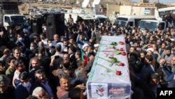 ইরানিরা খুজেস্তান প্রদেশের ইজেহ শহরে ২০২২সালের ১৮ নভেম্বর মাসে গুলিবর্ষণে নিহতদের মধ্যে একজনের কফিন বহন করছে।