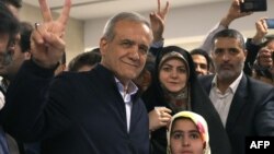 Massoud Pezeshkian, brandit le signe V de la victoire après avoir voté lors de l'élection présidentielle à Téhéran, le 28 juin 2024. (Photo par ATTA KENARE / AFP)
Traduit avec DeepL.com (version gratuite)