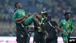 Des Zimbabwéens célèbrent leur victoire contre la la Guinée à la CAN 2021.