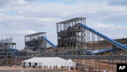 Pemandangan dari pabrik pengolahan litium Prospect Lithium Zimbabwe yang terletak di Goromonzi, sekitar 80 kilometer di sebelah tenggara Harare, pada 5 Juli 2023. (Foto: AP/Tsvangirayi Mukwazhi)