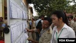 អង្គ​បោះឆ្នោត​ដែល​ជា​ក្រុម​ប្រឹក្សា​ឃុំ​សង្កាត់​កំពុង​ត្រួត​ពិនិត្យ​ឈ្មោះ​របស់​ពួកគេ​នៅ​មណ្ឌល​បោះ​ឆ្នោត​ព្រឹទ្ធសភា​ក្នុង​វិទ្យាល័យ​ព្រះស៊ីសុវត្ថិ ក្នុង​រាជធានី​ភ្នំពេញ នា​ថ្ងៃទី​២៥ ខែ​កុម្ភៈ ឆ្នាំ​២០២៤។ (ស៊ុន ណារិន/វីអូអេ)