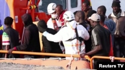 የስፓኝ የባሕር ጠረፍ ጥበቃ አገልግሎት ሠራተኞች ትላንት ኅሙስ ከእንጨት በተሠራ ጀልባ ተሳፍረው በካናሪ ደሴቶች ላይ ይጓዙ የነበሩ 73 ስደተኞችን ህይወት አድነዋል።