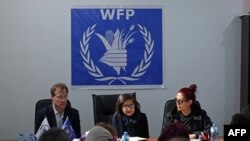 Le coordinateur humanitaire régional adjoint des Nations Unies David Carden (L) et Sanjana Quazi (C), qui dirige le Bureau des Nations Unies pour la coordination des affaires humanitaires 