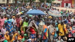 Deslocados da província de Cabo Delgado reúnem-se para receber ajuda humanitária do Programa Alimentar Mundial (PAM) na Escola Tribuna 21 de abril, na vila de Namapa, distrito de Erati, em Nampula, Moçambique, a 27 de fevereiro de 2024
