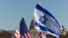 Bendera Israel dan Amerika dikibarkan di dekat Gedung Capitol AS selama unjuk rasa di National Mall di Washington, 14 November 2023. (Foto: Reuters)