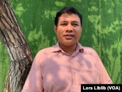 លោក សឿន មករា អាយុ២៧ឆ្នាំមកចូលរួមដាក់ញត្តិ នៅក្រសួងព័ត៌មានរាជធានីភ្នំពេញកាលពីថ្ងៃទី៣១ ខែមីនា ឆ្នាំ២០២៣។ (លាស់ លីបលីប/វីអូអេ)