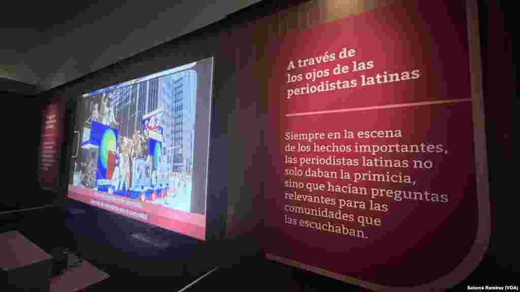 En el centro de la galería, una gran pantalla proyecta los momentos históricos en los que las periodistas contaban lo sucedido a su audiencia hispana en EEUU.