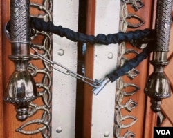 沙甸大寺门已经被锁起来 (美国之音/柯林)