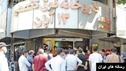 ازدحام در مقابل یک داروخانه در تهران - آرشیو