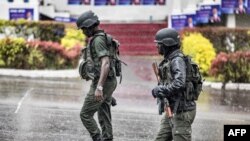 Fin 2016, le président Paul Biya avait fait réprimer violemment des manifestations pacifiques d'anglophones s'estimant ostracisés et marginalisés par le pouvoir central.