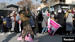 د امریکا او طالبانو استازو دوحه کې د نږدې یو نیم کال خبرو وروسته د ۲۰۲۰ کال د فبرورۍ په ۲۹ د دوحې تړون لاسلیک کړ، چې له مخې یې امریکايي ځواکونه له افغانستان څخه ووتل.
