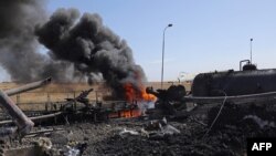 Asap mengepul dari fasilitas minyak Babasi di desa al-Qahtaniya, provinsi Hasakeh yang dikuasai Kurdi, Suriah timur laut pada 6 Oktober 2023 pasca serangan pasukan Turki (foto: ilustrasi). 