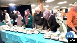 Berbuka puasa lintasagama Minnesota. (VOA/Videograb)
