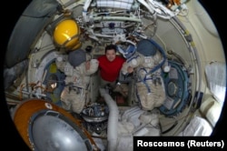 Kosmonaut Rusia Oleg Kononenko berpose di Stasiun Luar Angkasa Internasional, 16 Mei 2012. (Foto: REUTERS/Roscosmos)