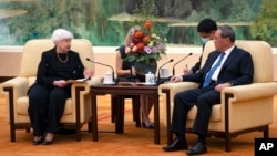 جنیت یلین (چپ) وزیر مالیهٔ ایالات متحده و لی چیانگ، صدر اعظم چین