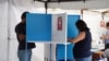 Una mujer emite su voto en un centro electoral de Ciudad de Guatemala durante la primera vuelta electoral el 25 de junio de 2023. (Houston Castillo, VOA)