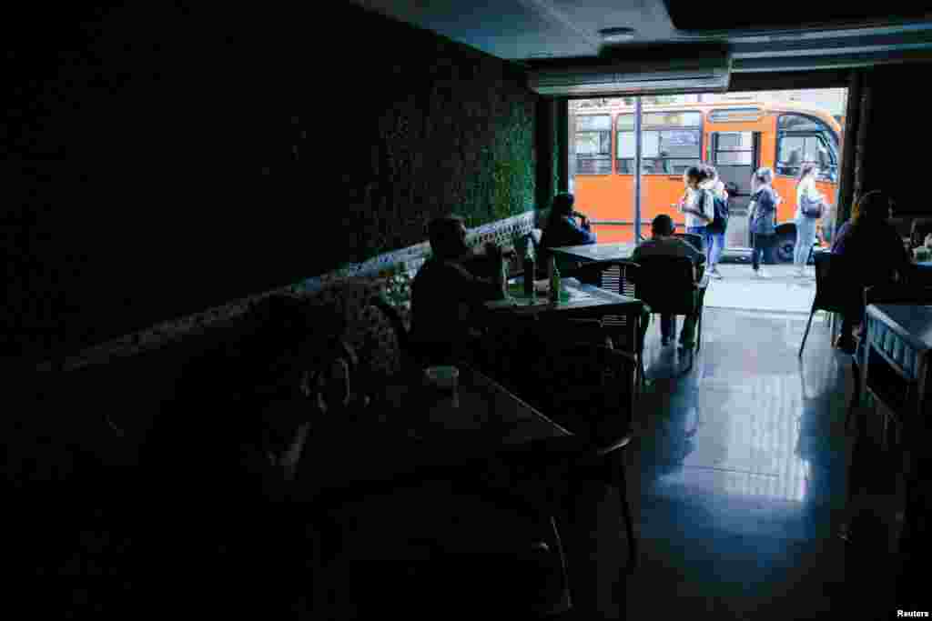 "Vamos a tratar de vender lo que se pueda. Muchos han comprado porque aún funciona el punto de venta" o el datáfono para pagar con tarjeta, dijo Alejandro Rondón, de 25 años, trabajador de una panadería, en Caracas, que abrió a las 6 de la mañana.