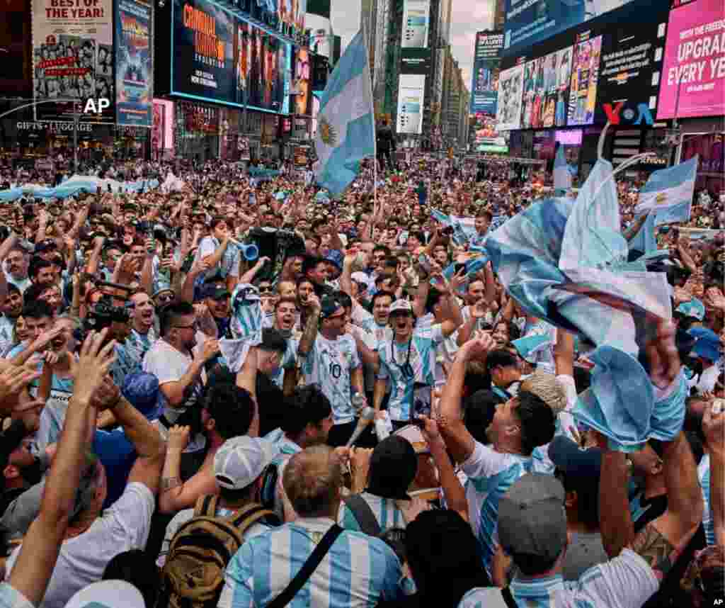 Este es el ambiente que se vivó este lunes en Times Square, uno de los lugares más emblemáticos de Nueva York.