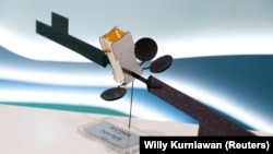 Model Satelit Republik Indonesia (SATRIA-1) seberat 4,5 ton, yang diluncurkan ke orbit dengan roket Falcon 9 SpaceX pada Juni 2023, ditampilkan di kantor Pasifik Satelit Nusantara, Jakarta, 15 Januari 2024. (Foto: REUTERS/Willy Kurniawan)
