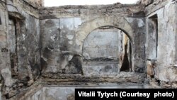 Гімназія №20 знаходиться в історичному центрі Херсона. Снаряди окупантів потрапили у навчальний заклад, який є найстарішим у місті. Після прильоту всередині будівлі розпочалася пожежа, гімназія майже знищена