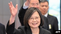 Presiden Taiwan Tsai Ing-wen melambai saat dia tiba di gerbang keberangkatan bandara internasional di Taoyuan pada 29 Maret 2023. (Foto: AFP)