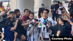 ณัฐพล เมฆโสภณ (กลางซ้าย) ผู้สื่อข่าวสำนักข่าวประชาไท และณัฐพล พันธ์พงษ์สานนท์ (กลางขวา) ช่างภาพอิสระ ให้สัมภาษณ์สื่อมวลชนที่ศาลอาญารัชดา หลังได้รับการประกันตัว (Courtesy from Prachatai)