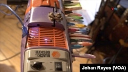 Un piano elaborado de una aspiradora a la que se le agregaron válvulas de bicicleta, cepillos, marcadores y lapiceros.