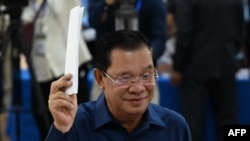 នាយករដ្ឋមន្ត្រីកម្ពុជា លោក ហ៊ុន សែន ត្រៀមបោះឆ្នោតនៅមណ្ឌលបោះឆ្នោតក្នុងខេត្តកណ្តាល សម្រាប់ការបោះឆ្នោតជាតិអាណត្តិទី ៧ នាថ្ងៃទី ២៣ ខែកក្កដា ឆ្នាំ ២០២៣។ (Photo by TANG CHHIN SOTHY / AFP)