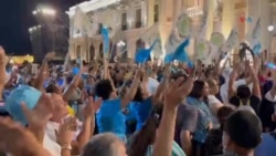 Salvadoreños se congregan en el Centro Histórico de San Salvador para celebrar triunfo de Bukele