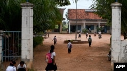 រូបឯកសារ៖ សិស្សានុសិស្សដើរចូលក្នុងបរិវេណសាលារៀនមួយ នៅខេត្តសៀមរាប កាលពីថ្ងៃទី៨ ខែកក្កដា ឆ្នាំ២០២២។ 